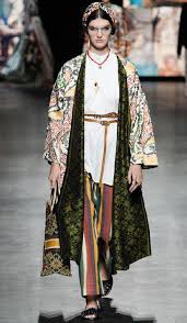 Menggunakan tiga warna, putih sebagai dasar, serta biru dan orange sebagai kombinasi. Hebat Kain Endek Bali Warnai Koleksi Christian Dior Spring Summer 2021