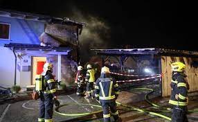 sierning bez steyr land vier feuerwehren bei auf wohnhaus ubergreifendem carport brand im einsatz regionews at wohnhaus haus sierning
