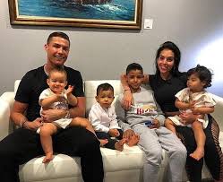 هدف كريم بنزيما الثاني في مرمي البرتغال بكأس امم اوروبا. Ù…Ù† Ù‡Ù… Ø§ÙˆÙ„Ø§Ø¯ ÙƒØ±ÙŠØ³ØªÙŠØ§Ù†Ùˆ Ø±ÙˆÙ†Ø§Ù„Ø¯Ùˆ ÙˆØ¹Ø§Ø¦Ù„ØªÙ‡ Ø¨Ø§Ù„Ø¬ÙˆÙ„