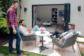 Brad Pitt Renovated An Old Friend S Garage Into A Stunning Guest House Celebrity Iou Hgtv In 2020 Indoor Outdoor Living Brad Pitt Guest House