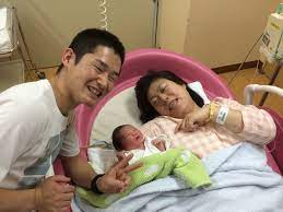 将来に備えて温存手術 抗ｎｍｄａ受容体脳炎に襲われた中原麻衣さん 当時２４歳 が 岡山大病院で意識不明の日々を過ごしていた２００７年５月上旬 集中治療室 ｉｃｕ で麻衣さんを２４時間治療する救急科のリーダー 氏家良人教授 ６７ 現川崎医科大特任教授