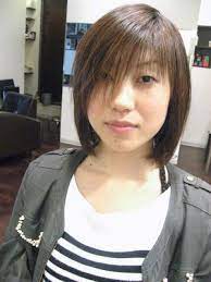 ちょうど１年くらい前 こんな髪型だった 前髪を斜めにカットして 毛先を梳いたのだ もう一回こんな風にしようかなあ 前髪 髪型 斜め前髪