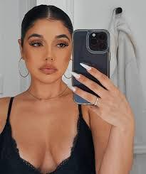 Stephanie Gregory's Instagram, Twitter & Facebook