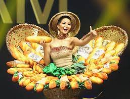 Trong phần thi trang phục dân tộc năm đó, đại diện việt nam gây ấn tượng với màn trình diễn tự tin. Trang Phá»¥c Banh Mi Cá»§a H Hen Nie Xuáº¥t Hiá»‡n Tren Bao NÆ°á»›c Ngoai