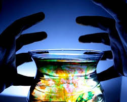 12 Experiences Scientifiques A Faire A La Maison Cabane A Idees Experience Scientifique Activite Scientifique Potion Magique