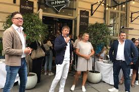 Viva la mamma!!!!c'è folla tutte le sere nei cinema di bagnoli un sogno che è in bianco e nero tra poco sarà a colori l'estate che passa i. Aus Jamie S Italian Wird Viva La Mamma By Huth Falstaff