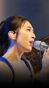 Bahkan dibilang kayak Bibi Leung 🙈 Tapi pas search bibi leung ternyata  cantik hehehe Kenangan Terindah versi mandarin Kartika Wang ini tetap  judulnya Kenangan Terindah ya 🤍 Cipt @irfanky Full nya Kenangan