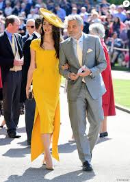 Retour en images sur leur histoire d'amour george clooney et sa femme amal clooney georges clooney et amal alamuddin, un couple qui fait rêver Amal Clooney Au Mariage Royal Divine En Jaune Au Bras D Un Certain George Mariage Princier Belle Robe Robes De Mariee Royales