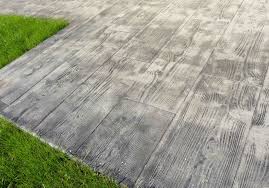 Terrasses Pres De St Brieuc Cotes D Armor En Beton Imprime Gris Aspect Plancher Bois Fred Toma Paysagi Beton Empreinte Terrasse Beton Imprime Decoration Beton