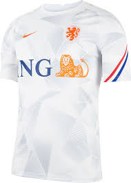 Het thuisshirt van oranje heeft deze keer een zwart embleem met daarin de welbekende leeuw. Nederlands Elftal Shirt 2020 2021 90 Football