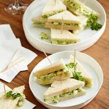 Turkey & pesto tea sandwiches are beautifully tied with chives to resemble perfectly petite presents. Lust Auf Eine Teatime Rezepte Fur Den Funf Uhr Tee Zuhause Essen Und Trinken