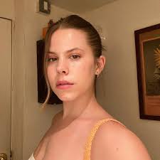 Anna Schlueter's Instagram, Twitter & Facebook