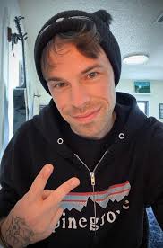 so happy to share that I am TWO YEARS SOBER from alcohol today:) that's 487  shows played without picking up a drink 🎸 I remember when I couldn't get  through one. Just