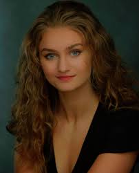 Hi all! ☺️ Just wanted to introduce myself! My name's Imogen, I'm 26 and  graduated Performers College in 2021 with a BA(Hons) in Musical Theatre but  find myself as more of a