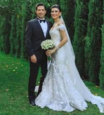 Geçtiğimiz aylarda oyuncu mert fırat ile evlenen i̇dil fırat bebek iddialarıyla ilgili ilk kez konuştu! Beyazbegonvil Mert Firat Ve Idil Firat Evlendi Dantel Gelinlik Gelinlik Gelin Koleksiyonu