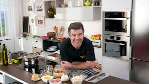 Chef franz cocina ensalada fresca con aderezo de zarzamora. Cocina Con Bruno