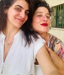 אח אביב אביב כרמי מה רבו מעשיך… מה האישה הזאת לא יודעת לעשות? נתחיל משחקנית  שם מקור כל העולם, ואיזה שחקנית, אין תפקיד שהאישה הזאת לא יכולה לעשות ואני  מרוגשת מהשפע שאתם