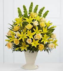 Ftd Golden Memories Arrangement Beautiful Flower Arrangements Plant Gifts Same Day Flower Delivery