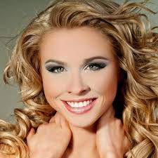 Am schluss kannst du noch ein wenig hellen lidschatten mit den fingern auf den außenrand der brauenknochen tupfen. Dunkles Augen Make Up Fur Kleine Augen Grune Augen Schminken Schminkanleitung