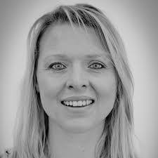 Natalie Pearce's Instagram, Twitter & Facebook