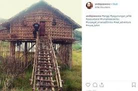 Salah satunya, rumah adat yang masih berdiri kokoh. Di Balik Keunikan Rumah Kaki Seribu Milik Suku Arfak Di Papua Guideku Com