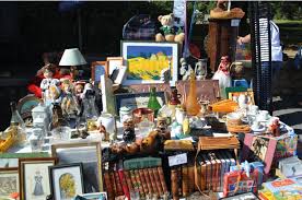 Veja mais ideias sobre cantão. La Folie Des Vide Greniers A Paris Et En France Romain Paris