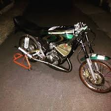 Modification yamaha rx king drag.to perform the motor modif not only the appearance of which must be taken into consideration but also driving comfort need to be things that need to be noticed. Dhandy Eka Setiawan