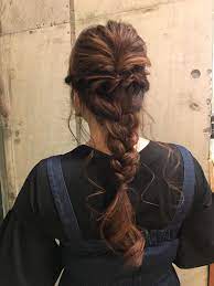 くるりんぱと編み込みでたっぷりのおくれ毛 ゴム隠しでさらに可愛く ヘアスタイリング ヘアスタイル ロング 美髪