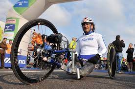 The sudden turn, the wheel that lifts, the handbike that overturns and ends up in the opposite lane right against the truck. Alex Zanardi Ehefrau Spricht Uber Genesung Mopo