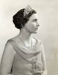 Birgitte Duchess Of Gloucester Engagement Ring A Profile Close Up Of Alice In The Turquoise Tiara Princess Alice Royal Tiaras British Royalty
