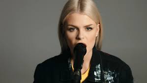 Davina michelle © marcel van dorst. Petitie Gestart Om Davina Michelle Naar Songfestival Te Sturen