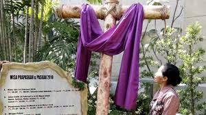 Gambar kebangkita yesus & tangisan maria : Jemaat Katedral Jakarta Menangis Saksikan Yesus Wafat Di Kayu Salib Suara Surabaya