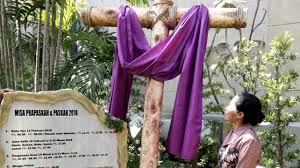 Gambar kebangkita yesus & tangisan maria / menimba. Jemaat Katedral Jakarta Menangis Saksikan Yesus Wafat Di Kayu Salib Suara Surabaya