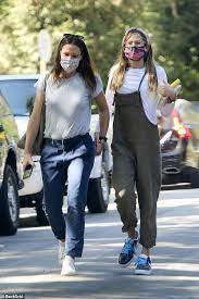 Sep 23, 2020 · jennifer garner and ben affleck's daughter,. Jennifer Garner S Daughter Violet 14 Towers Over Her During Sweet Hand In Hand Stroll In La Daily Mail Online