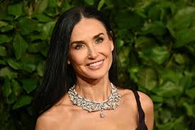 Demi Moore grand-mère gaga : l'actrice profite de la neige avec sa  petite-fille, Louetta