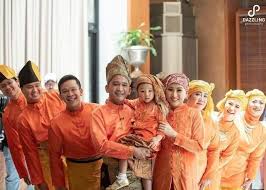 Pakaian melayu adalah pakaian tradisional di beberapa negara seperti malaysia, singapura, dan indonesia. Yuk Kenali Pakaian Adat Jambi Yang Kental Budaya Melayu