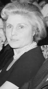 Renée deneuve, dite renée simonot, connue également sous le nom de renée dorléaca, est une comédienne française née le 10 septembre 1911 au havre.elle a principalement travaillé au théâtre et dans le domaine du doublage, notamment comme voix française d'olivia de havilland, de judy garland, ou encore de winona ryder (âgée) dans edward aux mains d'argent. Renee Simonot Creator Tv Tropes