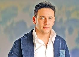 مصطفى قمر وزوجته حيث أن بعد غيابه عن وسائل الإعلام قبل سنوات، حل الفنان مصطفى قمر ضيفًا على برنامج حفلة 11 الذي تقدمه الإعلامية سمر يسري عبر شاشة on e، مساء أمس. Ø§Ù„Ø¬Ù…Ù‡ÙˆØ±ÙŠØ© Ø¨Ø¹Ø¯ ØµÙˆØ±Ø© Ù…ØµØ·ÙÙ‰ Ù‚Ù…Ø± Ù…Ø¹ Ø²ÙˆØ¬ØªÙ‡ Ø§Ù„Ø¬Ø¯ÙŠØ¯Ø© Ø±Ø¯ ØµØ§Ø±Ø® Ù…Ù† Ø§Ø¨Ù†Ù‡