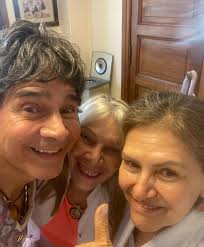 Recien con mi Dra genia Laurita Spinelli y entre tantas maravillas de su  medicina natural, ayudando a que la gente mejore notablemente en tantas  dolencias. Sea en el Taj Mahal, en Nepal,