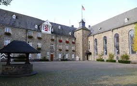 Today (2005) there stayed the administration from hueckeswagen and a museum of local history. Huckeswagen Soll Attraktiver Werden Radio Berg