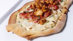 Schuhbecks Video Der Flammkuchen Laurentius Wer Hat Es Erfunden Kommt Das Wiener Schnitzel Tatsachlic Ketogene Diat Rezepte Wiener Schnitzel Curry Kochen