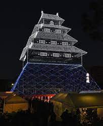 府内城天守の跡地 大分城址公園 で 金属製パイプとｌｅｄを使いライトアップされた仮想天守 ２７日夕 大分市 天守 城 公園