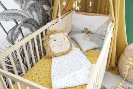 Une chambre en orange et gris. Tour De Lit Bebe En Coton Blanc Et Jaune Moutarde Imprime Leopard Mini Jungle Maisons Du Monde