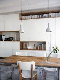 Un Mur De Rangement Blanc Et Bois Meuble Salle A Manger Meuble Rangement Rangement Mural