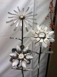 Die weißen blumen sehen aus wie rosen aus. Upcycling Ideen Blumen Altes Besteck Basteln Besteck Kunst Upcycling Kreativ