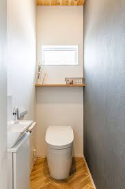 壁の一面だけクロスの色を変えることでナチュラルシックな空間に トイレのデザイン トイレ おしゃれ トイレのアイデア