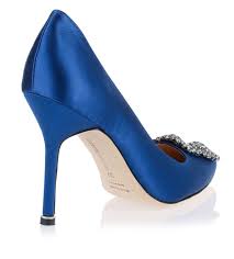 Eleganti scarpe da sposa in raso avorio punta a punta fiori kitten heel 2.2 scarpe da sposa. Manolo Blahnik Scarpe Da Sposa Gioiello In Blu Abiti Da Sposa