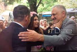Προτιμά να μιλά μέσα από τη. O Nikos Portokalogloy Pantrepse Thn Korh Toy Sto Phlio Fwtografies