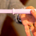 Bonjour, j'ai 16ans et je voudrais savoir comment mettre un tampon quand on est vierge, si il y a un danger parce que je ne supporte plus les serviettes bonjour boulic, le tampon a été conçu pour pénétrer facilement dans le vagin. Mettre Une Coupe Menstruelle Si On Est Vierge Possible Mes Conseils