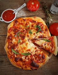 Si nici nu se poate manca decat cu furculita si cutit. Pizza Cu Blat Pufos Dulciuri Fel De Fel